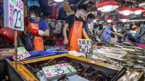 Los mercados hmedos, como este de Cantn, en los que se venden para consumo animales vivos, tanto de granja como salvajes, llevaban aos en el punto de mira de los virlogos