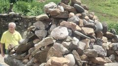 A los visitantes de Teixido les cuesta resistirse a colocar una piedra ms e ir elevando la montaa