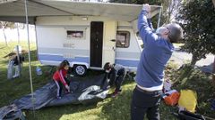 Una familia de Lugo instalaba ayer su caravana en el c�mping Valdovi�o, donde la dejar�n hasta julio