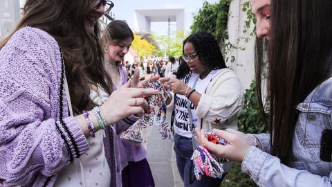 Momento en el que un grupo de seguidoras intercambia las llamadas friendship bracelets durante el concierto de la semana pasada en Pars.