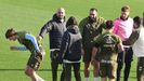 Fer L�pez, en el entrenamiento del Celta de este s�bado,�tras recibir las collejas de sus compa�eros.