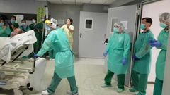 Trasladan a planta al primer enfermo con coronavirus ingresado en la unidad de cr�ticos del CHUS