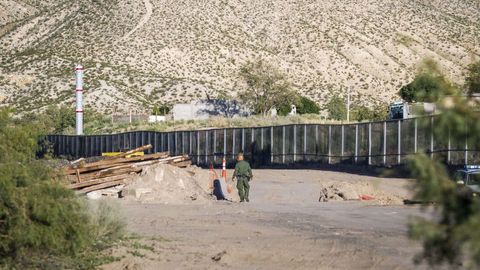 Muro de acero construido en Nuevo M�xico para el impedir el paso de inmigrantes