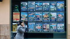 Escaparate con pisos a la venta y en alquiler en Ferrol.