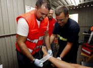 Manuel Exp�sito, a la derecha, en el puesto de Protecci�n Civil en la romer�a de Naseiro.