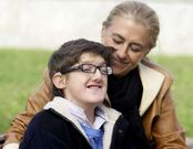 Antonio, junto a su madre Adela, cont� su historia a La Voz .