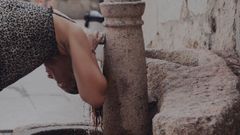 Refresc�ndose en una fuente de Ourense.