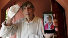 Florencio muestra la imagen de su esposa en junio del 2020, con la que meses despu�s conseguir�a reunirse en la residencia de Oleiros