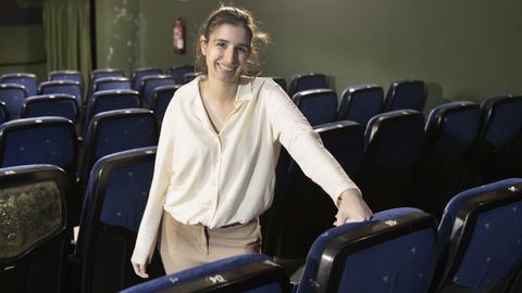 De cine. Lorena Crespo Pe�n, que tiene 26 a�os y es natural de Mar�n, en Pontevedra, se muestra muy ilusionada con la etapa que junto con tres socios, entre los que est� su pareja, Fer, acaba de iniciar al frente de Cines Viveiro
