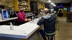 Los bares y cafeter�as abrieron sus barras a los coru�eses