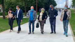 La alcaldesa, Ana Gonz�lez, en el centro, durante el paseo inaugural por la nueva avenida peatonal de El Molin�n