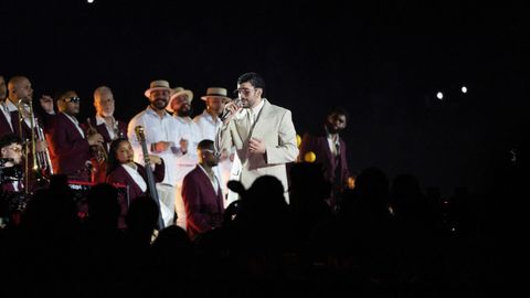 Bad Bunny, junto a la banda que lo acompaa, en el inicio de la gira.