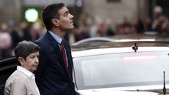 Pedro Sánchez, con la delegada del Gobierno en Cataluña, este lunes, durante su visita a Barcelona