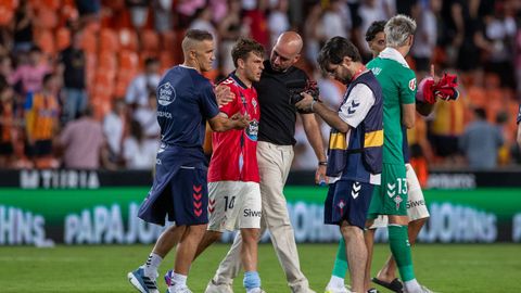 El jugador del Celta Aleix Febas, con Claudio Gir�ldez y Nando Villa, a la conclusi�n del partido frente al Valencia en Mesalla.