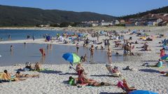 El jueves la playa de Laxe tuvo bastante gente. En general se guardaron las distancias en la arena, pero no en la orilla y era pr�cticamente imposible encontrar a nadie con la mascarilla puesta, que es obligatoria cuando no se est� tomando el sol en la toalla o la silla propia