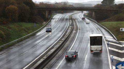 Tramo perteneciente al punto kilométrico 23-26, en A Laracha, donde el «aquaplaning» y las fuertes rachas de viento dificultan la circulación.