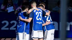 Los jugadores del Oviedo celebran uno de los goles al Burgos