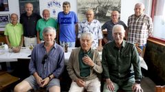 Amigos de Dagoberto Moll (sentado en el centro), un mito del bal�n que jug� en el Deportivo y vive desde siempre en A Coru�a, organizaron una comida en O Chicote con motivo de su 99 cumplea�os.