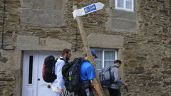 Un peregrino porta una se�al al entrar a Santiago de Compostela, una de las ciudades reconocidas como Patrimonio de la Humanidad