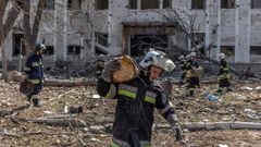 Bomberos trabajan entre las ruinas de un edificio alcanzado por un misil en la ciudad de Vinnystsia (Ucrania)