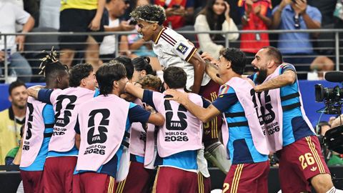 Lamine Yamal celebra el segundo gol de Espa�a, que anot� Pedro Porro.