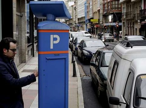 Un ciudadano utiliza uno de los parqu�metros del servicio de la ORA y la gr�a. 