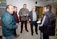 <span lang= es-es >Reuni�n extraordinaria</span>. De izquierda a derecha, Julio Garc�a, Ram�n Buj�n y Jos� Manuel Vilas (del Abanqueiro), el regidor Juan Jos� Dieste, y el secretario del Cabo, Joaqu�n Ozores, antes de la asamblea donde redactaron la contestaci�n conjunta a las declaraciones de David Places.