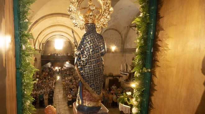 O santuario da Virxe da Barca de Mux�a acolleu onte, xoves, o primeiro d�a da novena previa � romar�a, con nutrida asistencia. Bendiciuse a nova coroa de a diario da virxe e actuou a coral polif�nica Costa da Morte, de Cee, dirixida por Isidro Caama�o. 