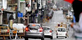 Vallas y cintas fueron colocadas ayer a lo largo de la calle de la Iglesia, donde ayer ya estaba prohibido aparcar.