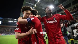 Los futbolistas del Friburgo, p�ximo rival del Celta en la Europa League, celebran uno de sus goles ante el Genk este jueves.