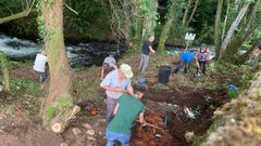 Limpeza do entorno do ro Mao nunha xornada de voluntariado ambiental celebrada en xullo do 2024