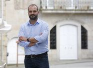 Bernardo Fern�ndez, fotografiado ayer delante del Ayuntamiento eum�s. 