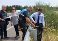 <span lang= es-es >Deslindes unilaterales</span>. Ambos ayuntamientos deslindaron por su cuenta los l�mites municipales  en el pol�gono. En la foto, de junio del pasado a�o, los representantes de Monforte. 