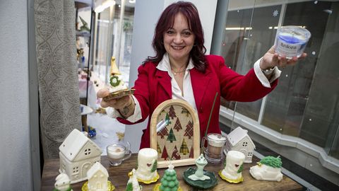 Nieves Sanl�s mostrando sus velas artesanales navide�as y a la derecha su pieza favorita, la �Ardora�, que brilla en la oscuridad