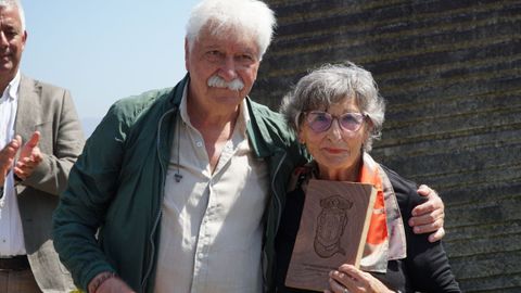 Celebración del Dia da Galiza Mártir. El presidente de la Fundación Bóveda, David Otero, entregó a Enriqueta Otero, de la Asociación Pola recuperación da Memoria Histórica de Marín, el premio Galiza Mártir