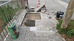 Cambio de baldosas en una acera de Cerceda.