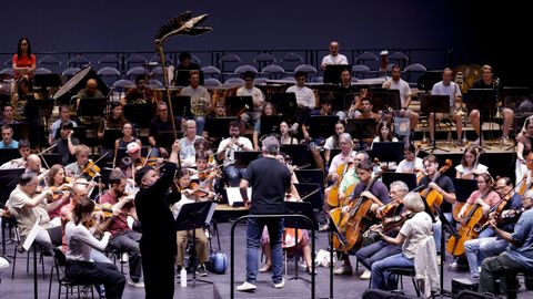 Abraham Cupeiro coa Orquestra Sinf&oacute;nica de Galicia nun ensaio do espect&aacute;culo.