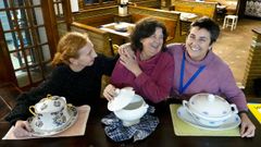 Maica, Loli y Maribel, las impulsoras del proyecto �Lar de Sopas�, en el nuevo local de Garc�a Barb�n, en Vigo