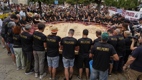 O Carballiño bate el récord de la tapa de pulpo más grande del mundo