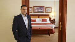 Rey-Cabarcos, director del Gran Hotel Ferrol, en una de las habitaciones del cuatro estrellas