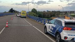 Agentes de la Polica Local de Ribadeo ayudaron a regular el trfico tras el accidente registrado en la A-8 en Pieira