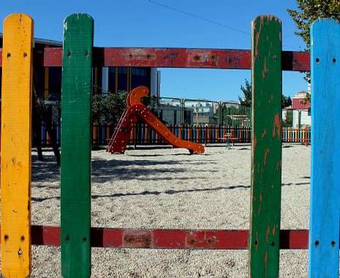 <span lang= es-es >A Lomba</span>. Un par de tablas y un repintado no vendr�an nada mal en el recinto colindante con el colegio.