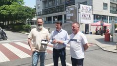 Daniel García, José Ramón Romero y Roberto Lojo, con las lonas instaladas en la plaza de abastos de fondo.