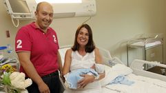 Marco, el �ltimo beb� nacido en el Xeral de Vigo, ya en el �lvaro Cunqueiro, con sus padres.