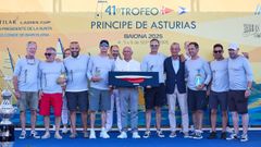 La tripulaci�n del Nortemar Peperetes de Jos� Manuel Mill�n posando con su trofeo.