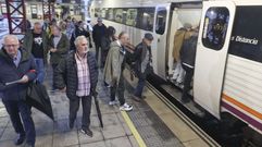Participantes en el viaje reivindicativo a Pontedeume del pasado sbado, en el momento de subir al tren en Ferrol.
