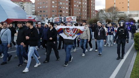 Aficionados del Lyon, a su llegada a Bala�dos el pasado jueves para el duelo de ida ante el Celta.