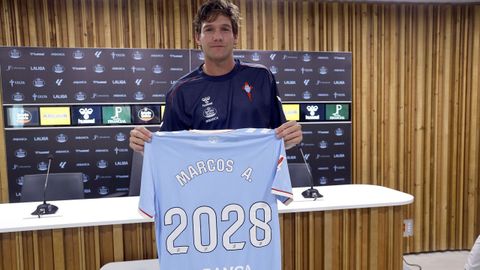 El jugador del Celta Marcos Alonso,&nbsp;en la rueda de prensa con motivo de su renovaci&oacute;n.