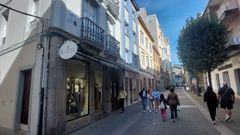 En la calle Rodrguez Murias de Ribadeo luce la placa de cermica dedicada a la farmacutica Manuela Barreiro