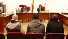 Los tres acusados de atracar al repartidor se sentaron ayer en el banquillo. 
